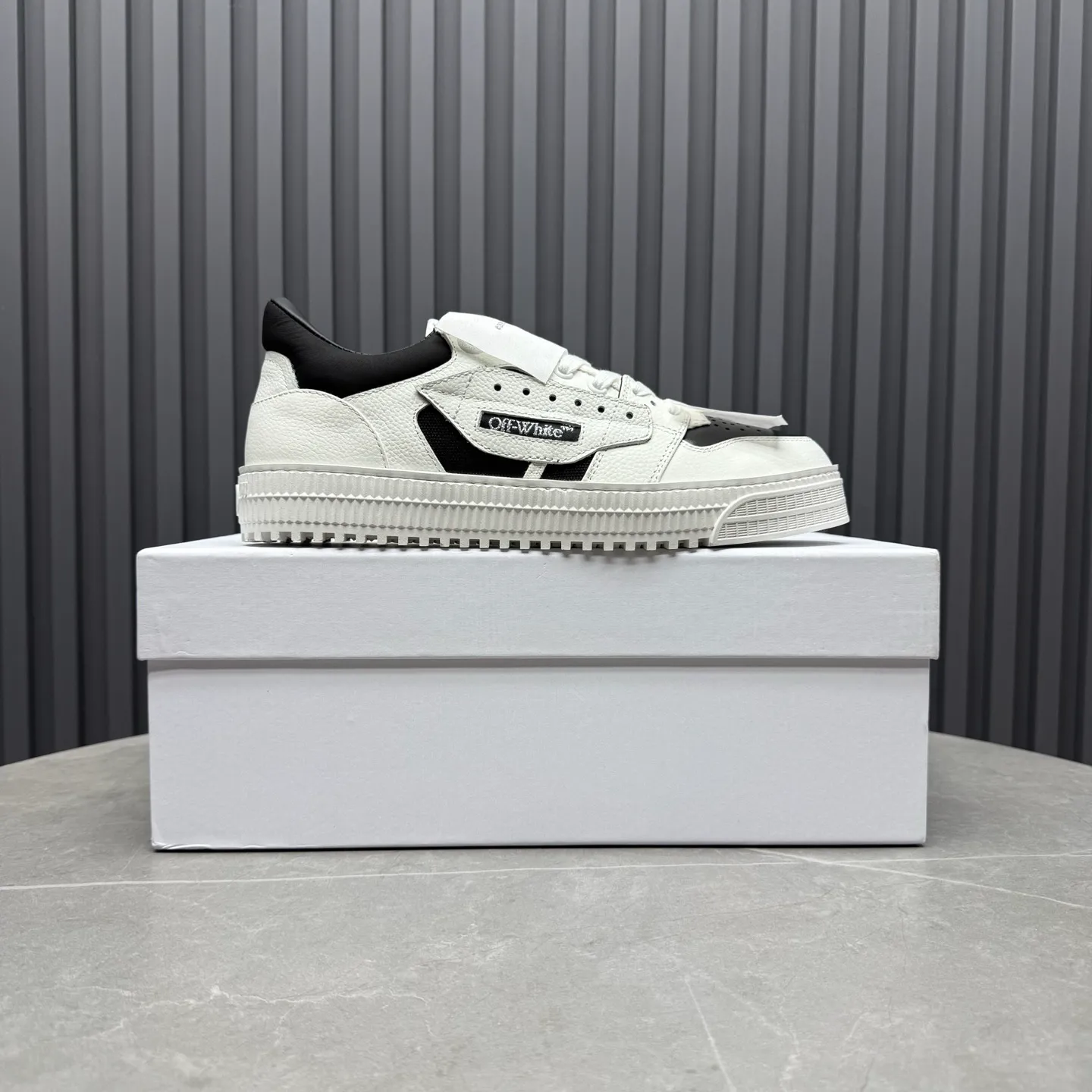 Men's shoes💰680 OFF WHITE ⚡️Couple style⚡️The latest spring style street casual shoes, released with the highest quality version on the market👊Series original mold opening, original lasting, production technology 1:1 original version➰🔜The best choice for more and more celebrities and Internet celebrities🔸In the classics Changes in the code🔸Innovate in the trend🔸Strive to break away from the shackles of bad street design🔝Although he is not the originator of fashion design, he is definitely a shining dark horse in avant-garde design🐴🆙Do not follow the trend🔅Not universal beauty🔅 Fabric💯First-layer cowhide Lining💯Imported skin-friendly and environmentally friendly polyester mesh Foot pads💯Original molded high-elastic environmentally friendly molding pads Midsole💯Made with original last-last technology Outsole💯Rubber outsole Packaging💯Official website synchronizes full set of packaging (brand wrapping paper, brand certificate, brand cloth bag) Code numbers 35-44, 45 46 Customized